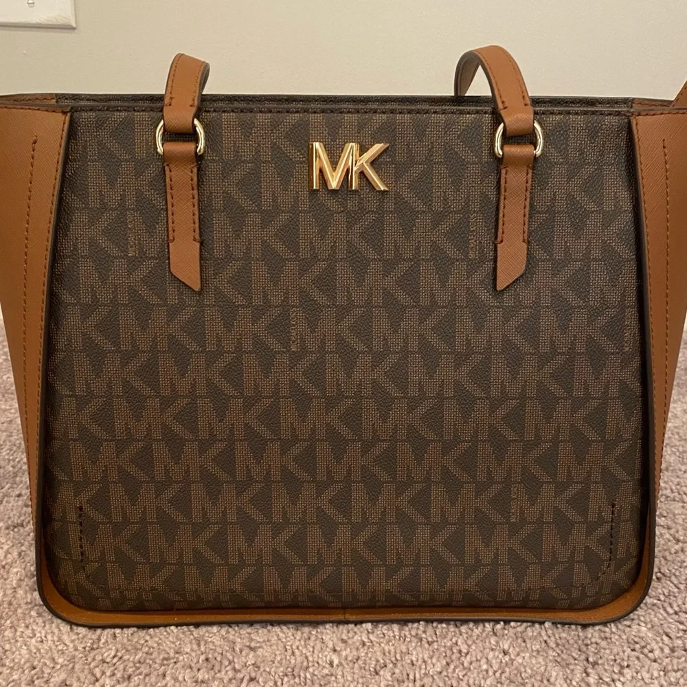 Brand New without tags Michael Michael Kors
SYLVIA SIGNATURE MEDIUM TOTE - Picture 4 of 14